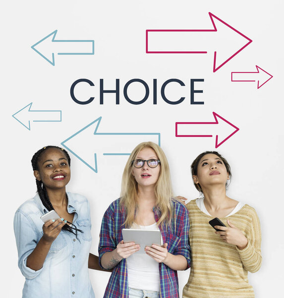 молодые женщины, использующие цифровые устройства
