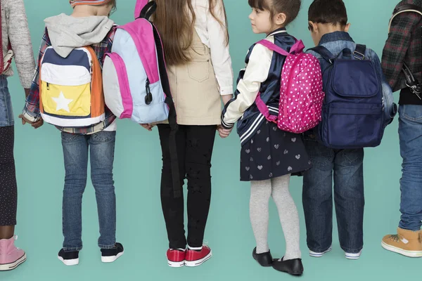 Dzieci stojąc z plecaki — Zdjęcie stockowe