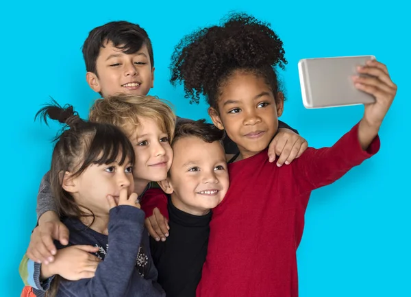 Kinder, die sefie nehmen — Stockfoto