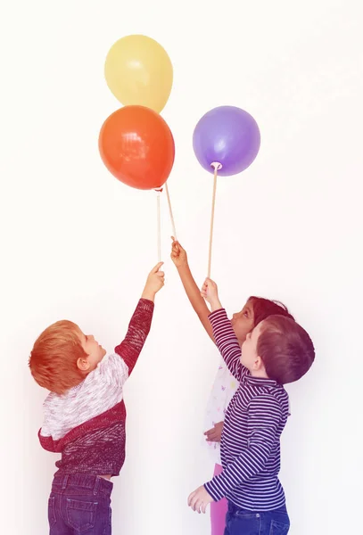 Niños jugando con globos —  Fotos de Stock