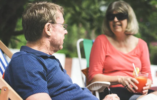 Couple sitting on deckchairs — Stock Photo, Image