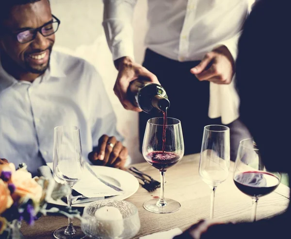 Persone che mangiano nel ristorante — Foto Stock