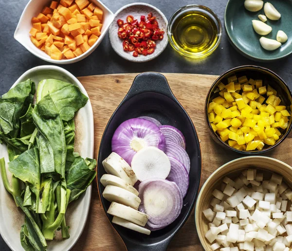 Legumes picados em taças — Fotografia de Stock