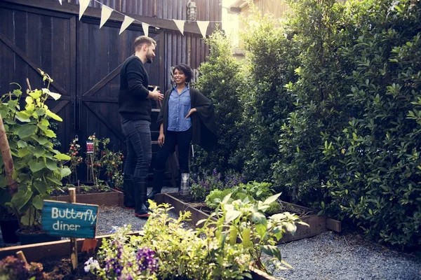 Persone che parlano in giardino — Foto Stock