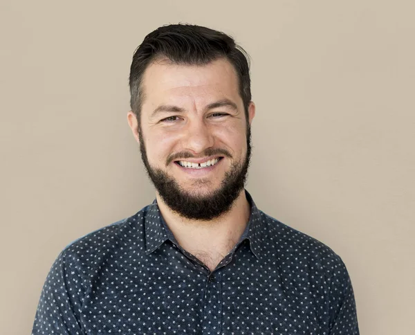 Uomo sorridente con la barba — Foto Stock