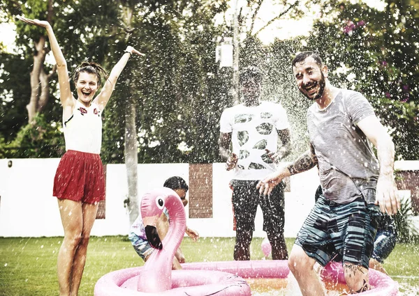 Speelse vrienden genieten van zomertijd — Stockfoto