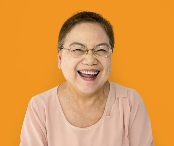 Aziatische senior vrouw lachen — Stockfoto