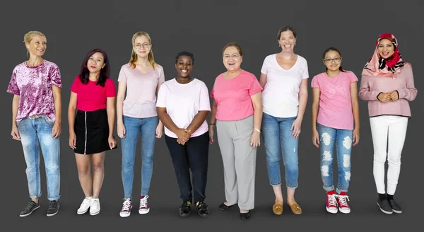 Разнообразные женщины, стоящие в студии — стоковое фото