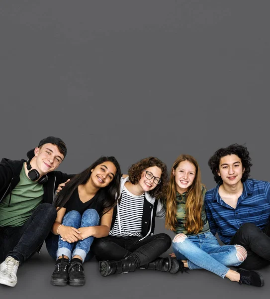 Estudantes sorrindo se reúnem — Fotografia de Stock