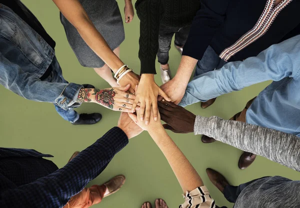 Mensen hand in hand samen — Stockfoto