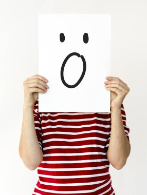 Kağıt afiş tutan kişi