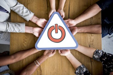 İnsanlar holding afiş