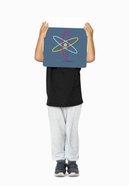 küçük çocuğu kapsayan yüz