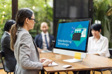 Bilgisayarda çalışan iş kadını