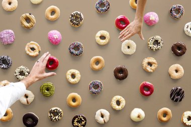 Çörek seçerek eller