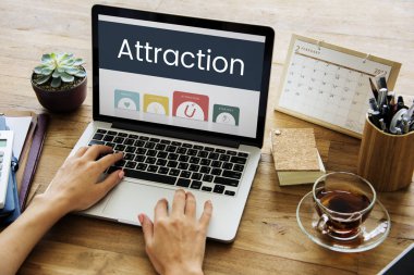 Eller dizüstü bilgisayarda çalışıyor