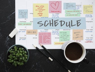  kalemler ve afiş masada