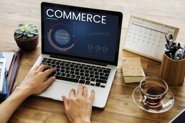 Eller dizüstü bilgisayarda çalışıyor