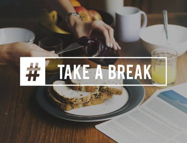 Kahvaltı yapıyor kadın