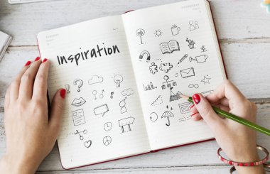 Not defterinde yazılı kadının elleri 