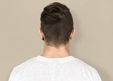 Stüdyoda ayakta adam