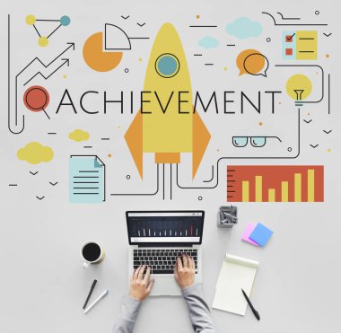 Laptop klavyesinde yazan kişi