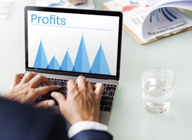 Bilgisayarla çalışan bir iş adamı