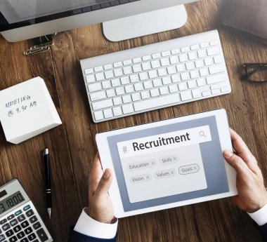 Dijital tablet kullanan işadamı