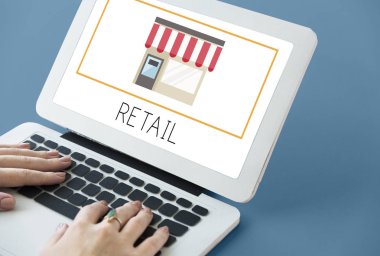 Dizüstü bilgisayarda yazan kadın klavyesi