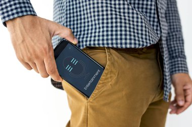 Smartphone cebine koyarak el