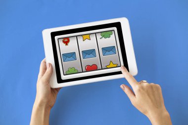 kişi holding dijital tablet