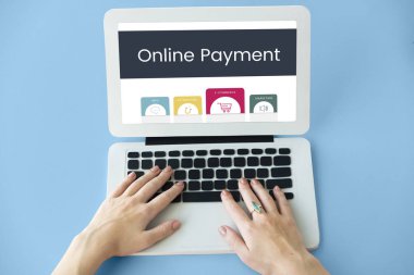 Dizüstü bilgisayarda yazan kadın klavyesi