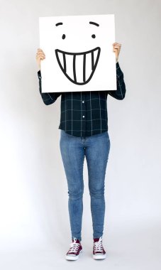 kişi holding afiş.