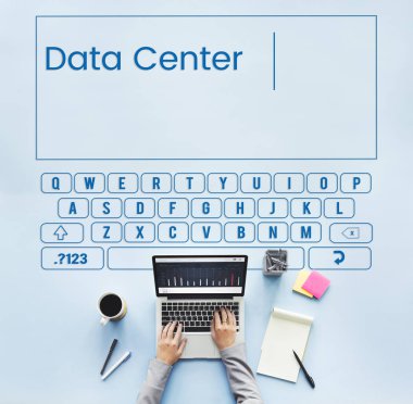 Laptop klavyesinde yazan kişi