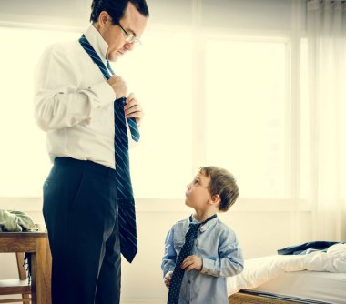 kravat koymak için çocuk öğretim baba.