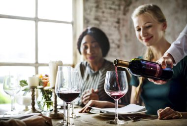 İnsanlar restoranda yemek yiyor.  