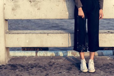 kadın holding kamera