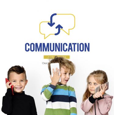 Cep telefonları konuşan çocuklar