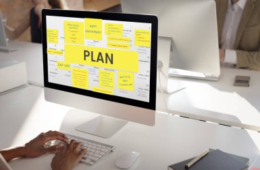 Lachende vrouw in de stad 