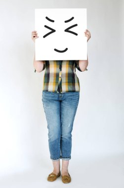 kişi holding afiş.