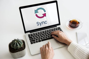 Eller dizüstü bilgisayarda çalışıyor