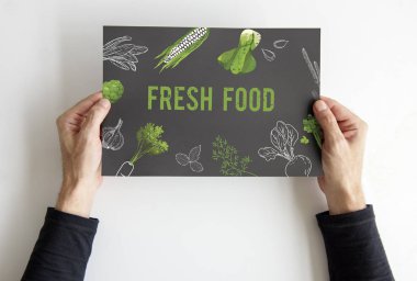 afişini holding eller 