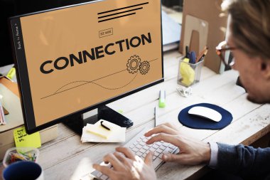 Bilgisayarda çalışan adam  