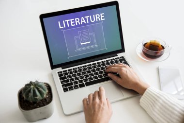 Eller dizüstü bilgisayarda çalışıyor