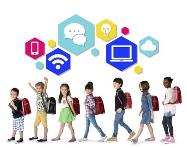 sırt çantaları ile yürüme çocuklar