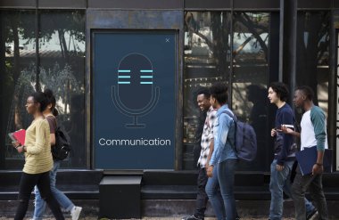 çok ırklı öğrenciler sokakta yürüme