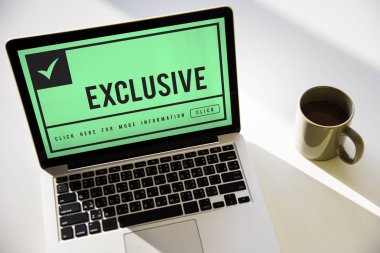 çalışma alanı tablo üstünde laptop