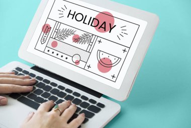 Dizüstü bilgisayarda yazan kadın klavyesi