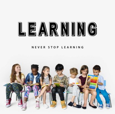 okul çocukları ile birlikte kitap okuyor