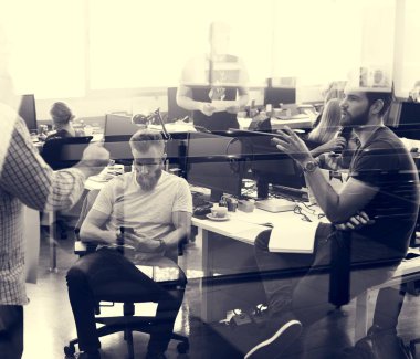 Crerative ofiste çalışan insanlar